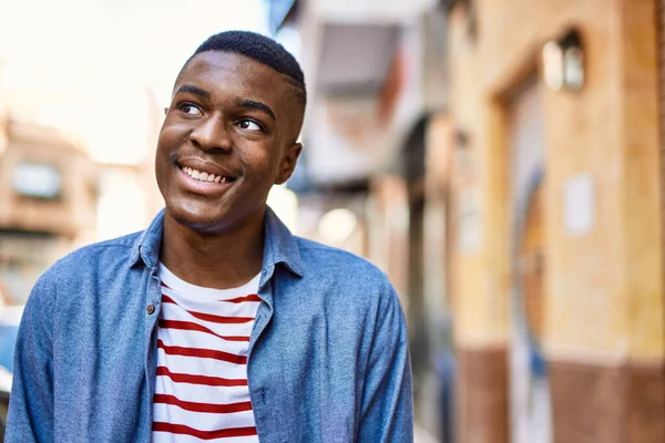 Ung Afrikansk Amerikansk Man Ler Lycklig Stående Vid Staden — Stockfoto