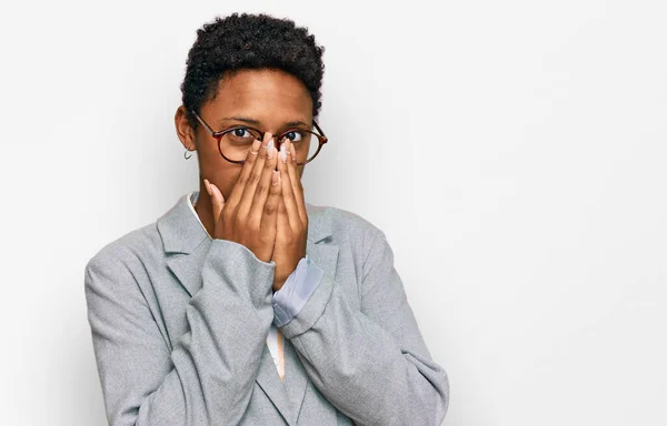 Jovem Afro Americana Vestindo Roupas Negócios Rindo Risada Envergonhada Cobrindo — Fotografia de Stock