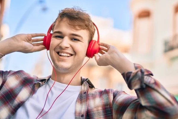 Joven Hombre Caucásico Sonriendo Feliz Usando Auriculares Ciudad —  Fotos de Stock