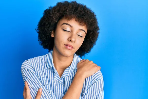 Giovane Ragazza Ispanica Indossa Abiti Casual Abbracciarsi Felice Positivo Sorridente — Foto Stock