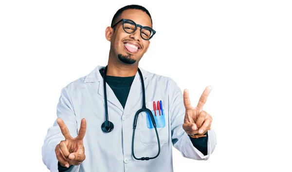 Joven Hombre Afroamericano Vistiendo Uniforme Médico Estetoscopio Sonriendo Con Lengua — Foto de Stock