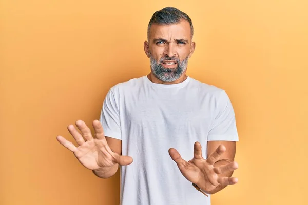 Homem Bonito Meia Idade Vestindo Casual Tshirt Branca Expressão Enojada — Fotografia de Stock