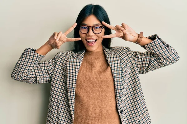 Νεαρή Κινέζα Γυναίκα Φορώντας Επιχειρηματικό Στυλ Και Γυαλιά Κάνει Σύμβολο — Φωτογραφία Αρχείου