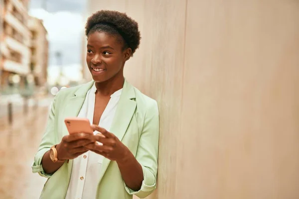 Jeune Femme Affaires Afro Américaine Souriante Heureuse Utilisant Smartphone Ville — Photo