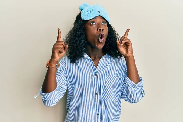 Mooie Afrikaanse Jonge Vrouw Met Slaapmasker Pyjama Verbaasd Verrast Omhoog — Stockfoto
