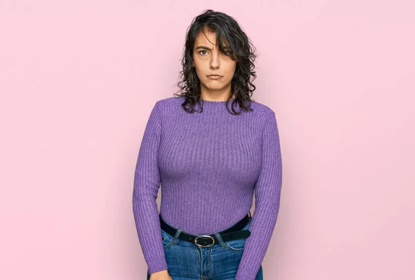 若いヒスパニック系の女性が落ち込んでカジュアルな服を着て 苦痛を心配し 怒っていると恐れて泣いている 悲しい表情 — ストック写真