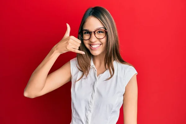 Giovane Donna Bruna Che Indossa Abiti Casual Occhiali Sorridenti Facendo — Foto Stock