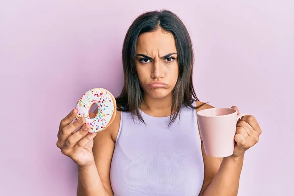 Junge Brünette Frau Die Krapfen Isst Und Kaffee Trinkt Deprimiert — Stockfoto