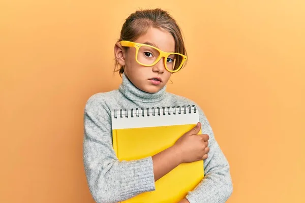 Menina Bonita Pouco Vestindo Óculos Segurando Livros Cético Nervoso Franzindo — Fotografia de Stock