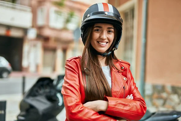 Jovem Hispânica Sorrindo Feliz Usando Capacete Moto Cidade — Fotografia de Stock