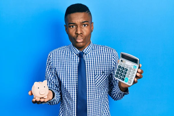 Ung Afrikansk Amerikansk Man Beräkna Pengar Besparingar Tittar Kameran Blåser — Stockfoto