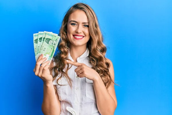 Joven Chica Rubia Sosteniendo 10000 Surcoreanos Ganó Billetes Sonriendo Feliz — Foto de Stock