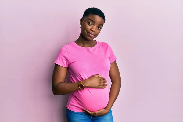 Junge Afrikanisch Amerikanische Frau Erwartet Ein Baby Berührt Schwangerschaftsbauch Entspannt — Stockfoto