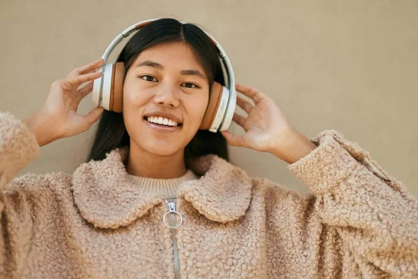 Jonge Aziatische Vrouw Luisteren Naar Muziek Met Behulp Van Koptelefoon — Stockfoto