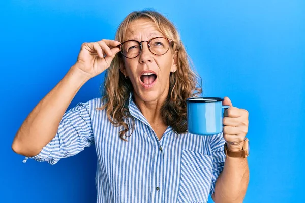 Orta Yaşlı Sarışın Kadın Gözlük Takıyor Bir Fincan Kahve Içiyor — Stok fotoğraf