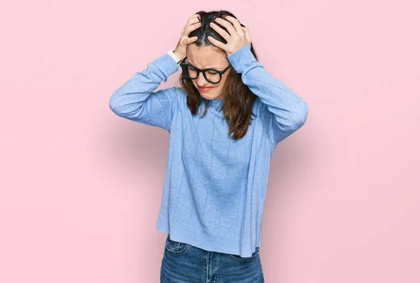 Genç Güzel Bir Kadın Günlük Kıyafetler Gözlük Takıyor Baş Ağrısı — Stok fotoğraf