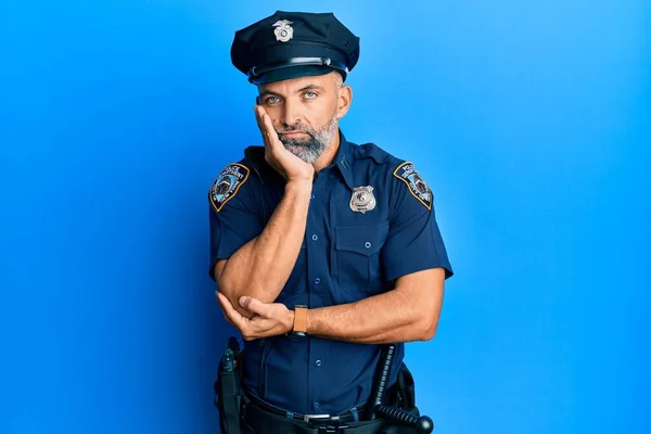 Красивий Чоловік Середнього Віку Поліцейській Формі Мислення Виглядає Втомленим Нудним — стокове фото