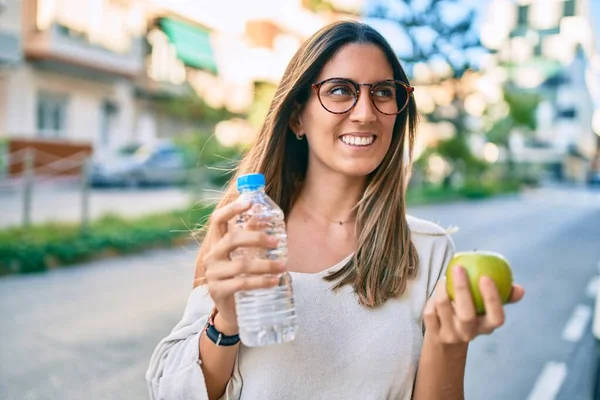 Joven Mujer Caucásica Sonriendo Feliz Sosteniendo Manzana Verde Botella Agua — Foto de Stock