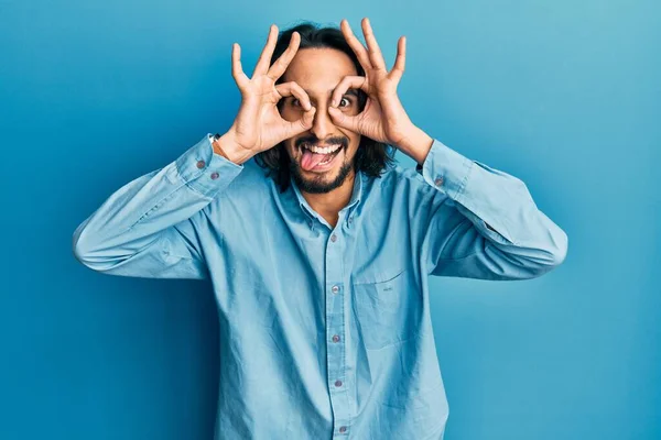 Jonge Spaanse Man Casual Kleding Doet Het Goed Gebaar Zoals — Stockfoto