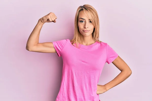 Beautiful Blonde Woman Wearing Casual Pink Tshirt Strong Person Showing — Stock Photo, Image