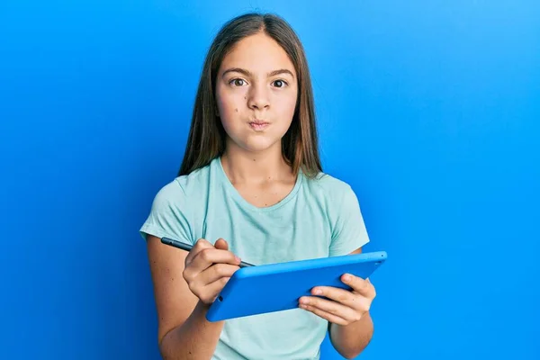 Schöne Brünette Kleine Mädchen Mit Touchpad Zeichnung Auf Dem Bildschirm — Stockfoto