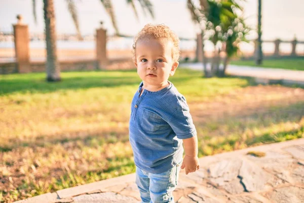 Niño Lindo Feliz Divirtiéndose Parque Día Soleado Hermoso Pelo Rubio —  Fotos de Stock