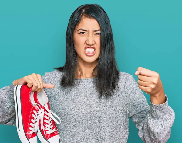 Hermosa Mujer Joven Asiática Sosteniendo Zapatos Casuales Rojos Molesto Frustrado —  Fotos de Stock