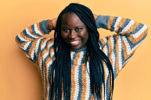 Mujer Negra Joven Con Trenzas Usando Suéter Invierno Casual Relajante —  Fotos de Stock