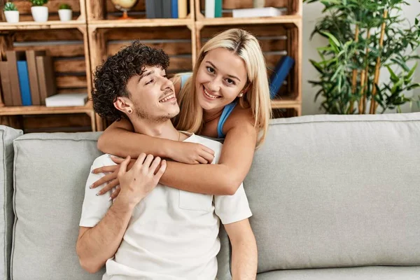 Young Couple Sitting Sofa Hugging Home — Stock Photo, Image