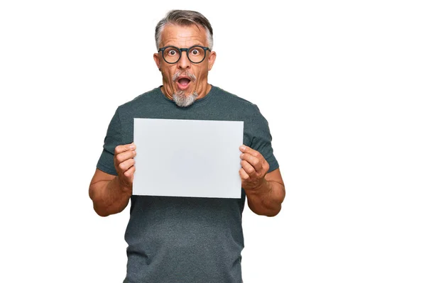 Hombre Pelo Gris Mediana Edad Sosteniendo Pancarta Vacía Blanco Asustado —  Fotos de Stock