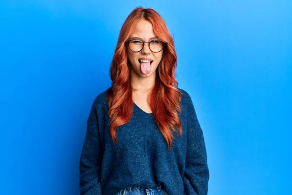 Młoda Piękna Ruda Kobieta Ubrana Luźny Sweter Okulary Niebieskim Tle — Zdjęcie stockowe