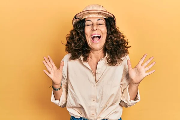 Donna Ispanica Mezza Età Che Indossa Cappello Esploratore Che Celebra — Foto Stock