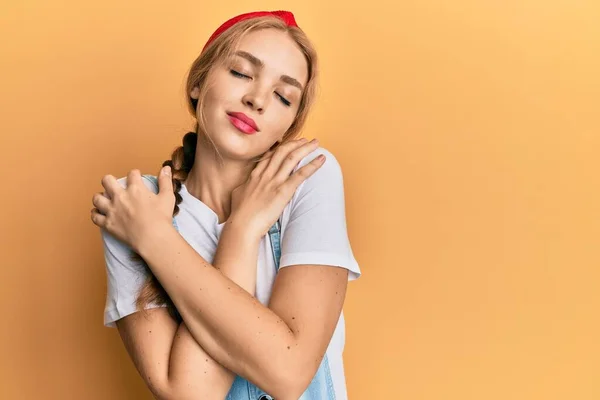 Mooie Blonde Blanke Vrouw Draagt Casual Jumpsuit Knuffelend Zichzelf Gelukkig — Stockfoto