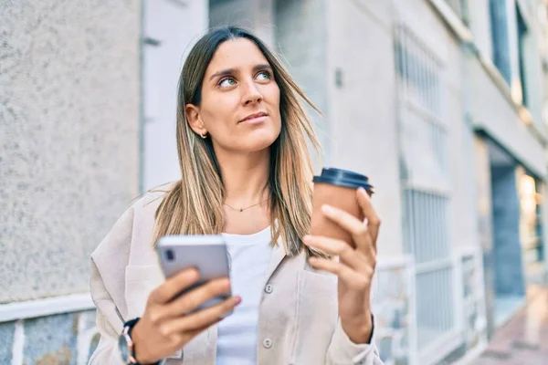 Jovem Caucasiana Sorrindo Feliz Usando Smartphone Beber Tirar Café Cidade — Fotografia de Stock