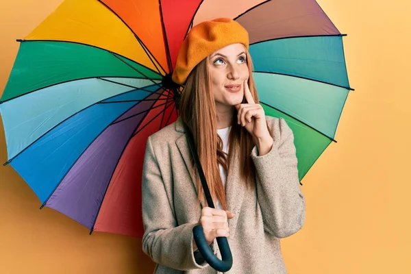 Joven Mujer Irlandesa Vistiendo Estilo Francés Sosteniendo Colorido Paraguas Cara —  Fotos de Stock