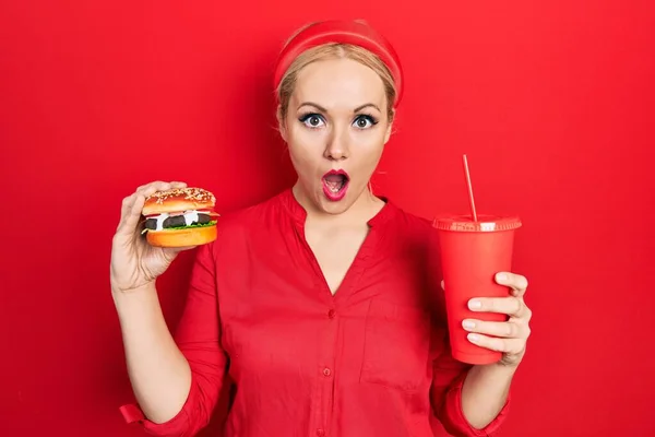 Junge Blonde Frau Isst Einen Leckeren Klassischen Burger Mit Pommes — Stockfoto