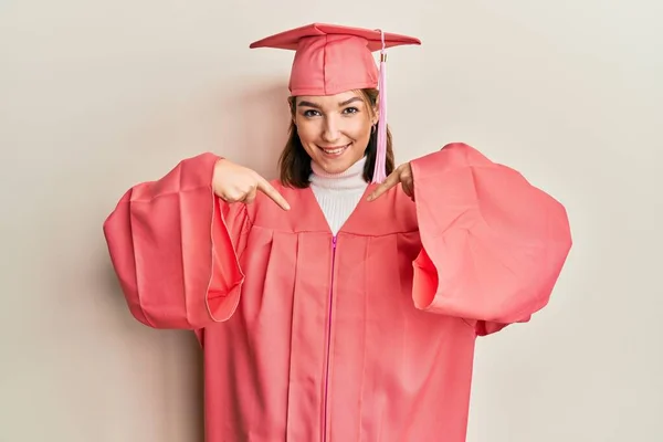 Young Caucasian Woman Wearing Graduation Cap Ceremony Robe Looking Confident — Stock Photo, Image