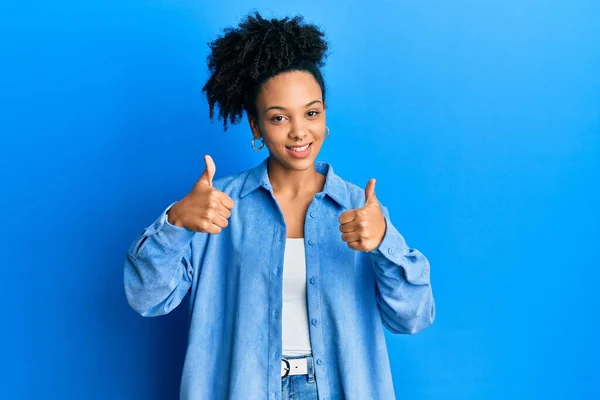 Jovem Afro Americana Vestindo Roupas Casuais Sinal Sucesso Fazendo Gesto — Fotografia de Stock