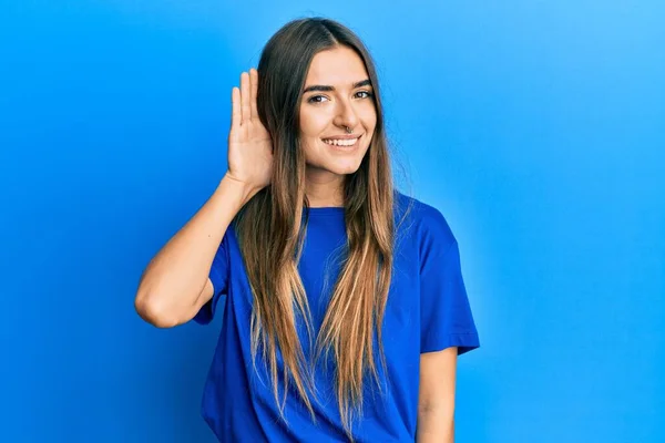 Mladá Hispánka Neformálním Oblečení Usmívající Rukou Přes Ucho Poslouchající Klepy — Stock fotografie