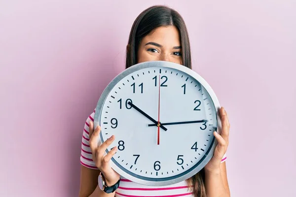 Mujer Morena Joven Sosteniendo Gran Reloj Cubriendo Cara Sonriendo Con — Foto de Stock