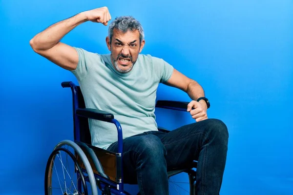 Yakışıklı Orta Yaşlı Gri Saçlı Tekerlekli Sandalyede Oturan Kızgın Kızgın — Stok fotoğraf