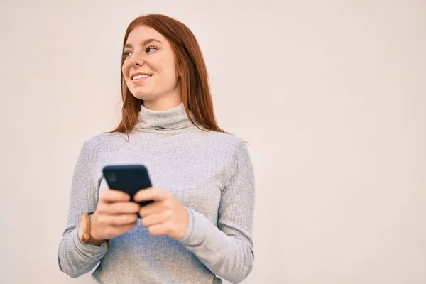 Jovem Irlandês Adolescente Sorrindo Feliz Usando Smartphone Cidade — Fotografia de Stock