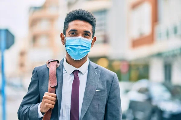 市内に医療マスクを着た若いアフリカ系アメリカ人実業家 — ストック写真