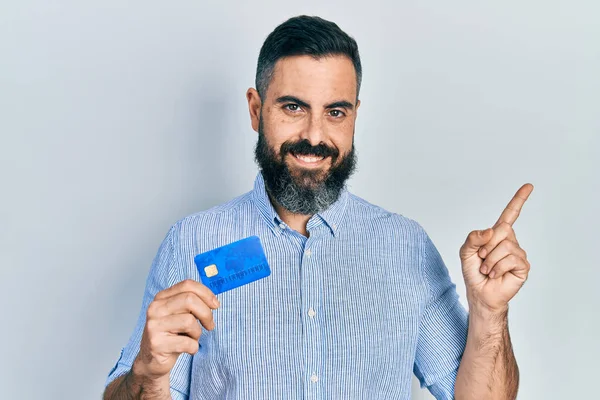 Fiatal Spanyol Férfi Kezében Hitelkártya Mosolyogva Boldog Mutató Kéz Ujj — Stock Fotó