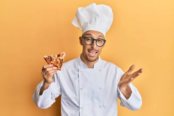 Καραφλός Άνδρας Μούσι Φορώντας Επαγγελματική Ποδιά Μάγειρα Κρατώντας Ιταλική Πίτσα — Φωτογραφία Αρχείου
