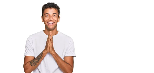 Jovem Bonito Homem Afro Americano Vestindo Camiseta Branca Casual Orando — Fotografia de Stock