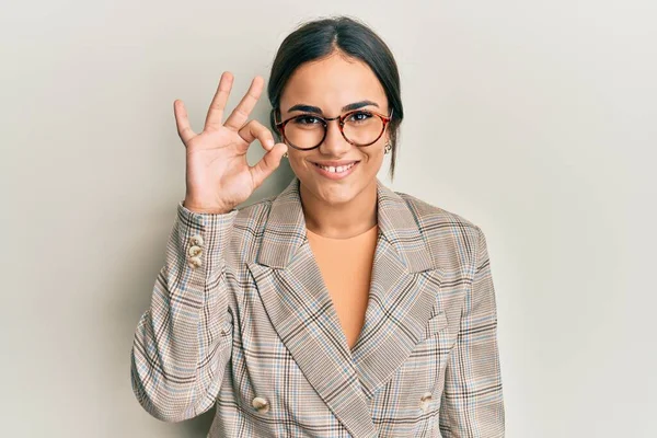 Ceketi Gözlük Takan Genç Esmer Kadın Gülümsüyor Parmaklarıyla Tamam Işareti — Stok fotoğraf
