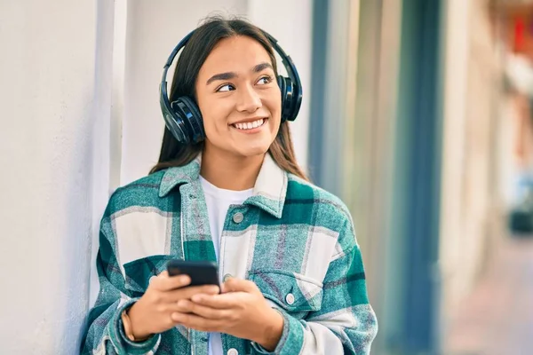 Jong Latin Meisje Glimlachen Gelukkig Met Behulp Van Smartphone Koptelefoon — Stockfoto