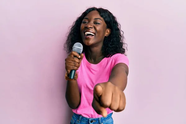 Schöne Afrikanische Junge Frau Singt Lied Mit Mikrofon Zeigt Auf — Stockfoto