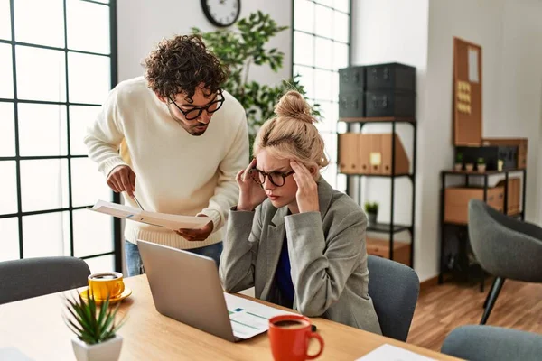 Empresária Sobrecarregada Estressada Seu Chefe Escritório — Fotografia de Stock